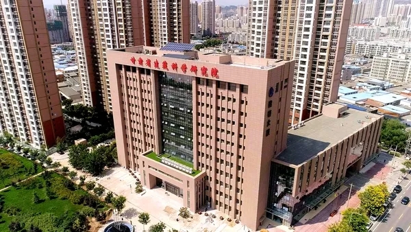 甘肅省建筑科學研究院（集團）有限公司，成立于1973年，是甘肅省領先從事建筑科學研究和科技研發(fā)的綜合性咨詢與技術服務機構，是國家高新技術企業(yè)、全國用戶滿意標桿企業(yè)、甘肅省科技創(chuàng)新型企業(yè)。