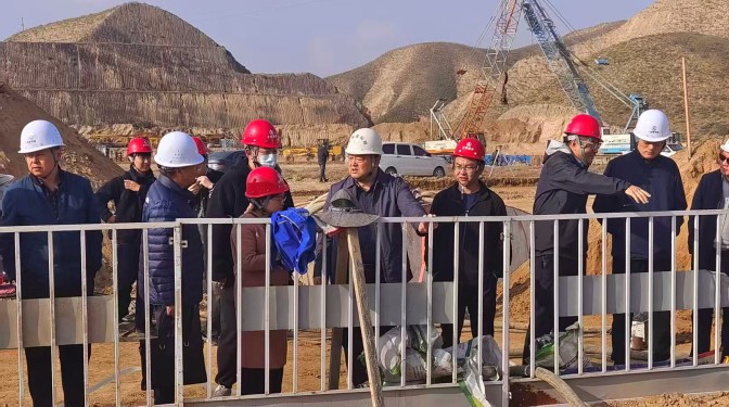 聚焦綠色創(chuàng)新實(shí)踐 開拓產(chǎn)業(yè)產(chǎn)品板塊——甘肅建科院領(lǐng)導(dǎo)調(diào)研指導(dǎo)“工業(yè)固廢膠凝材料黃土地基處理”工程應(yīng)用現(xiàn)場(chǎng)