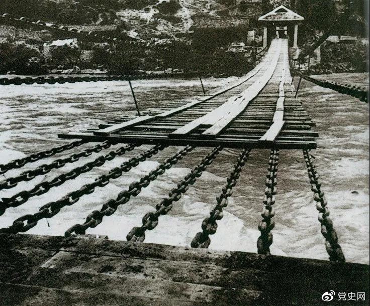 　　1935年5月29日，中央紅軍左縱隊(duì)先頭部隊(duì)在瀘定橋西頭發(fā)起奪橋戰(zhàn)斗，勝利搶占大橋。圖為瀘定橋。
