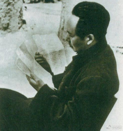 　　1946年6月，國民黨撕毀停戰(zhàn)協(xié)定和政協(xié)決議，挑起全面內戰(zhàn)。這是毛澤東在延安審閱有關自衛(wèi)反擊的電報。