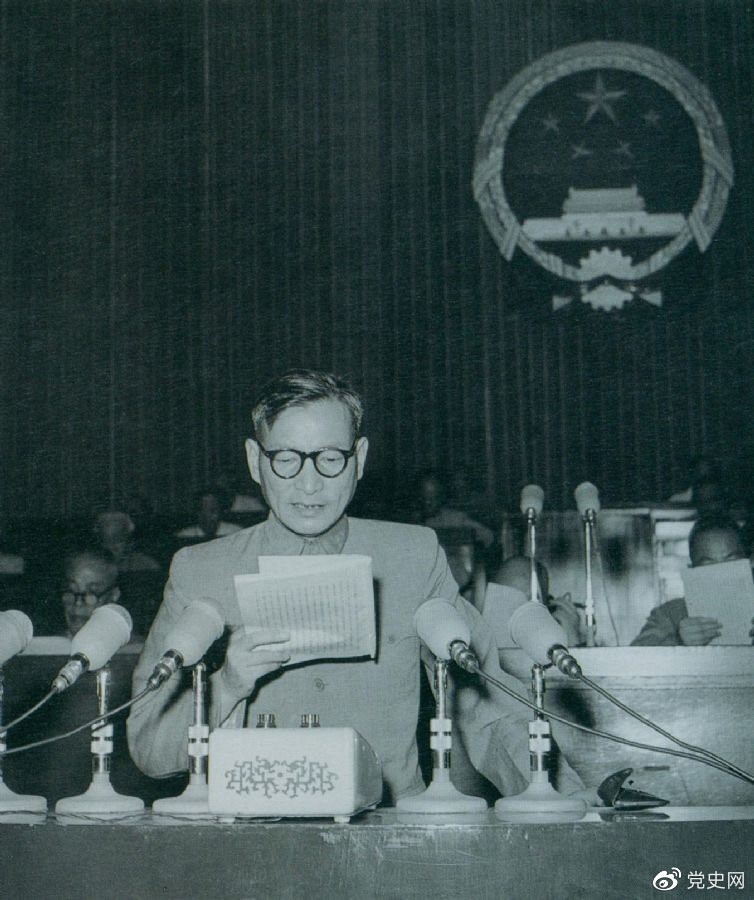 1955年7月，陳云在一屆全國人大二次會議上作堅持和改進(jìn)糧食統(tǒng)購統(tǒng)銷工作的報告。