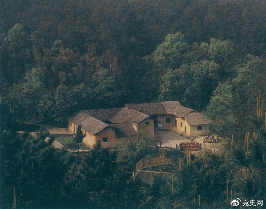 毛澤東故居——湖南省湘潭縣韶山?jīng)_上屋場。1893年12月26日，毛澤東在這里誕生。