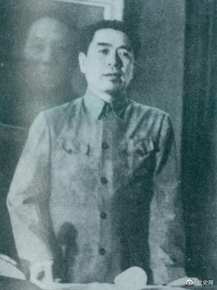1949年7月6日，周恩來出席中華全國文學(xué)藝術(shù)工作者代表大會。圖為周恩來在會上作政治報告。
