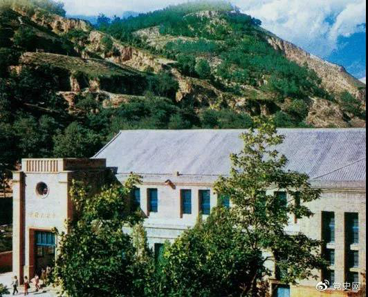 圖為中國(guó)共產(chǎn)黨第七次全國(guó)代表大會(huì)會(huì)址——延安楊家?guī)X中央大禮堂。