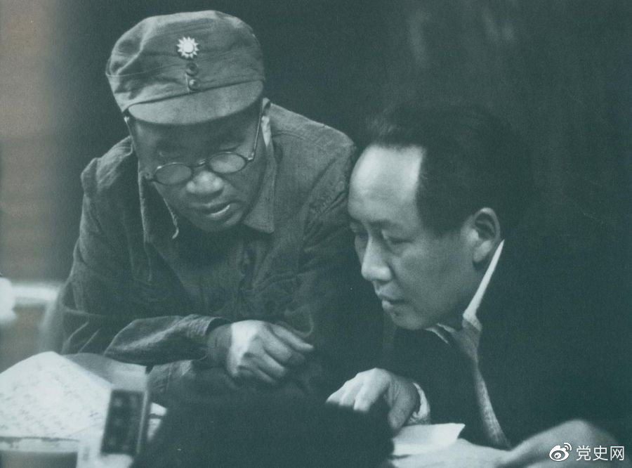 1945年4月，毛澤東和朱德在中國共產黨第七次全國代表大會上。