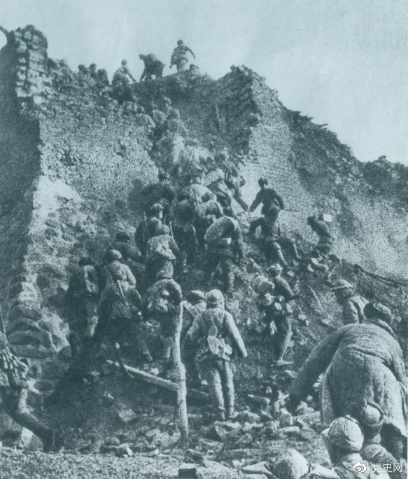 1948年12月，人民解放軍向新保安守敵發(fā)起攻擊。這是解放軍戰(zhàn)士登上新保安城頭。 