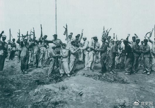 1953年7月28日，朝鮮人民軍來到志愿軍陣地上，互相祝賀、共同歡呼抗美斗爭(zhēng)的偉大勝利。